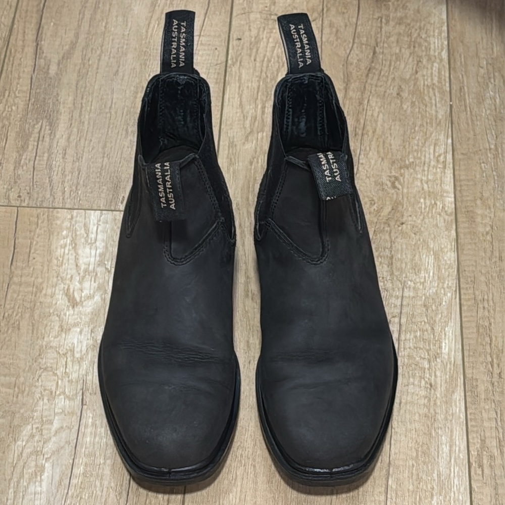 Women’s chisel toe Blundstone boots